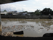 ジャカルタの河川に流れ込む大量の廃棄物。JICAは下水・廃棄物のプロジェクトにより、インドネシアの衛生状態改善を目指す