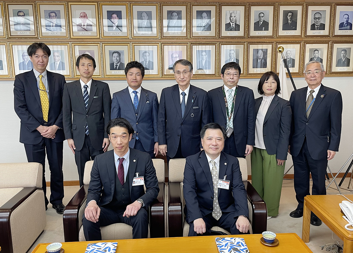 4/11　香川県議会にて 前列：左から島田さん、小田さん　後列：左３番目から、松原副議長、新田議長