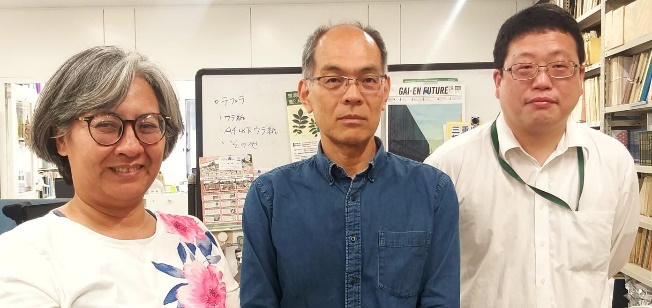 （左から）栄 ノリエ研修員、東京農業大学の鈴木 貢次郎教授、田中 悟准教授