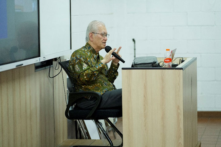インドネシア大学の学生に向けて講義を行う渡辺理事長