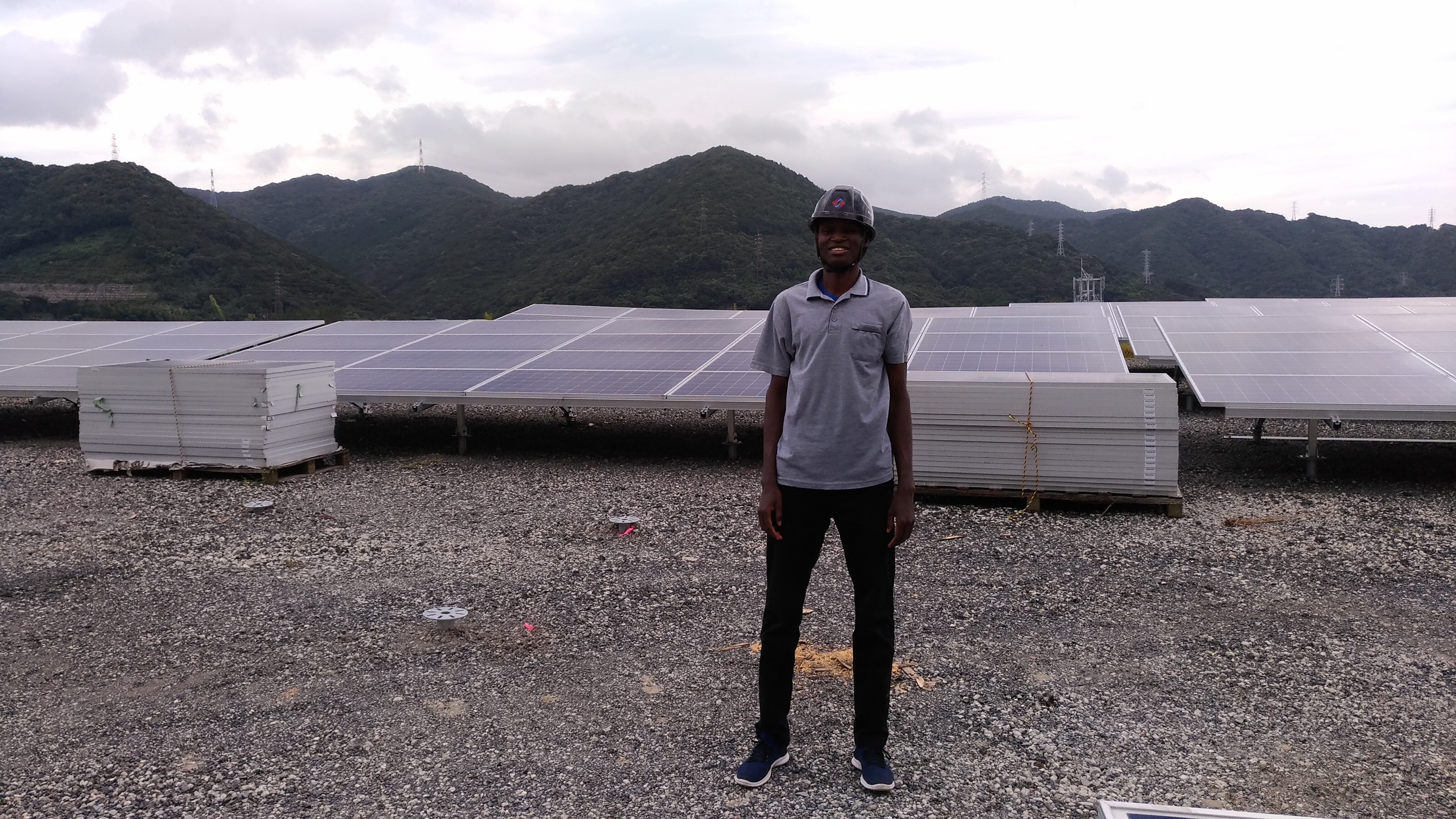 Mr. Momar's dream is to contribute to the development of his home country of Senegal by supplying electricity to areas without electricity using Japanese technology