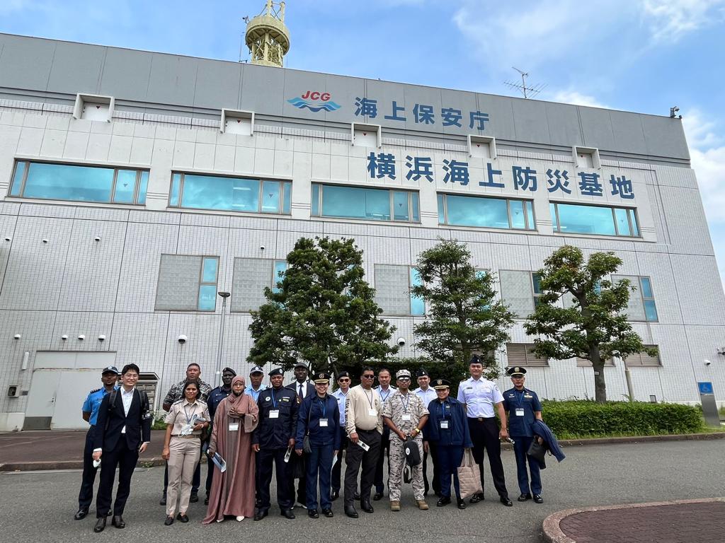 (A group photo in front of JCG Yokohama Maritime Disaster Prevention Base)