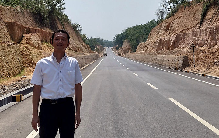 JICA India Office Chief Representative Saito Mitsunori on his visit to a road construction site in the state of Tripura.