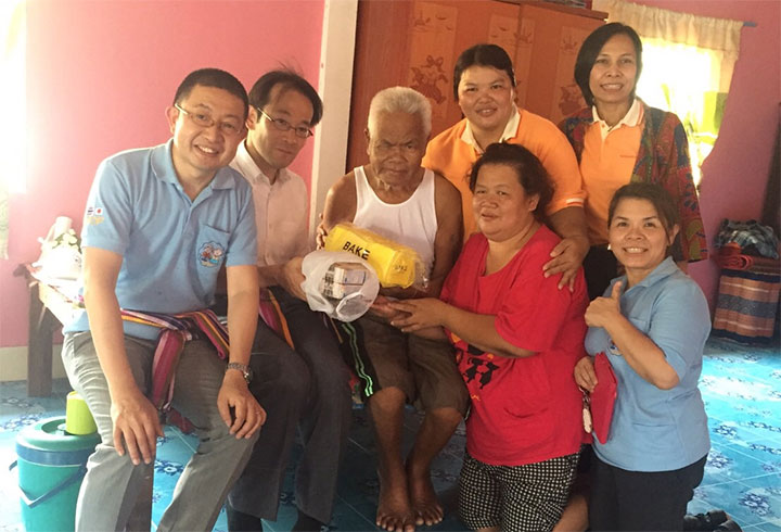 JICA Senior Advisor Nakamura (far left) on a visit to an older person’s house in Thailand.