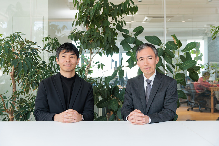 Shin Taejun (left), Founder and CEO of Gojo & Company, Inc., and Azukizawa Eigo (right), Director General of Private Sector Partnership and Finance Department, JICA.