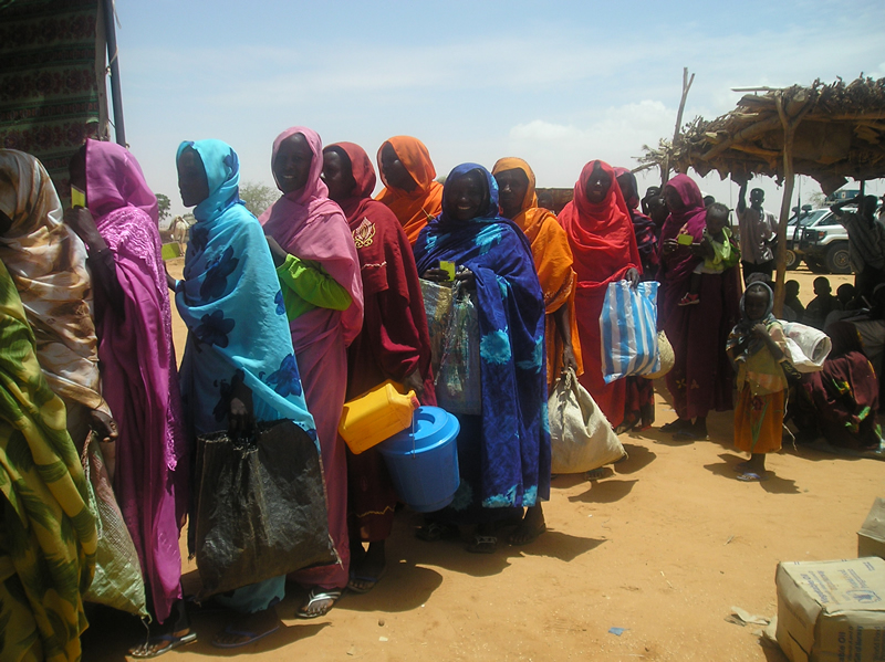Displaced women line up for water in Darfur/WFP