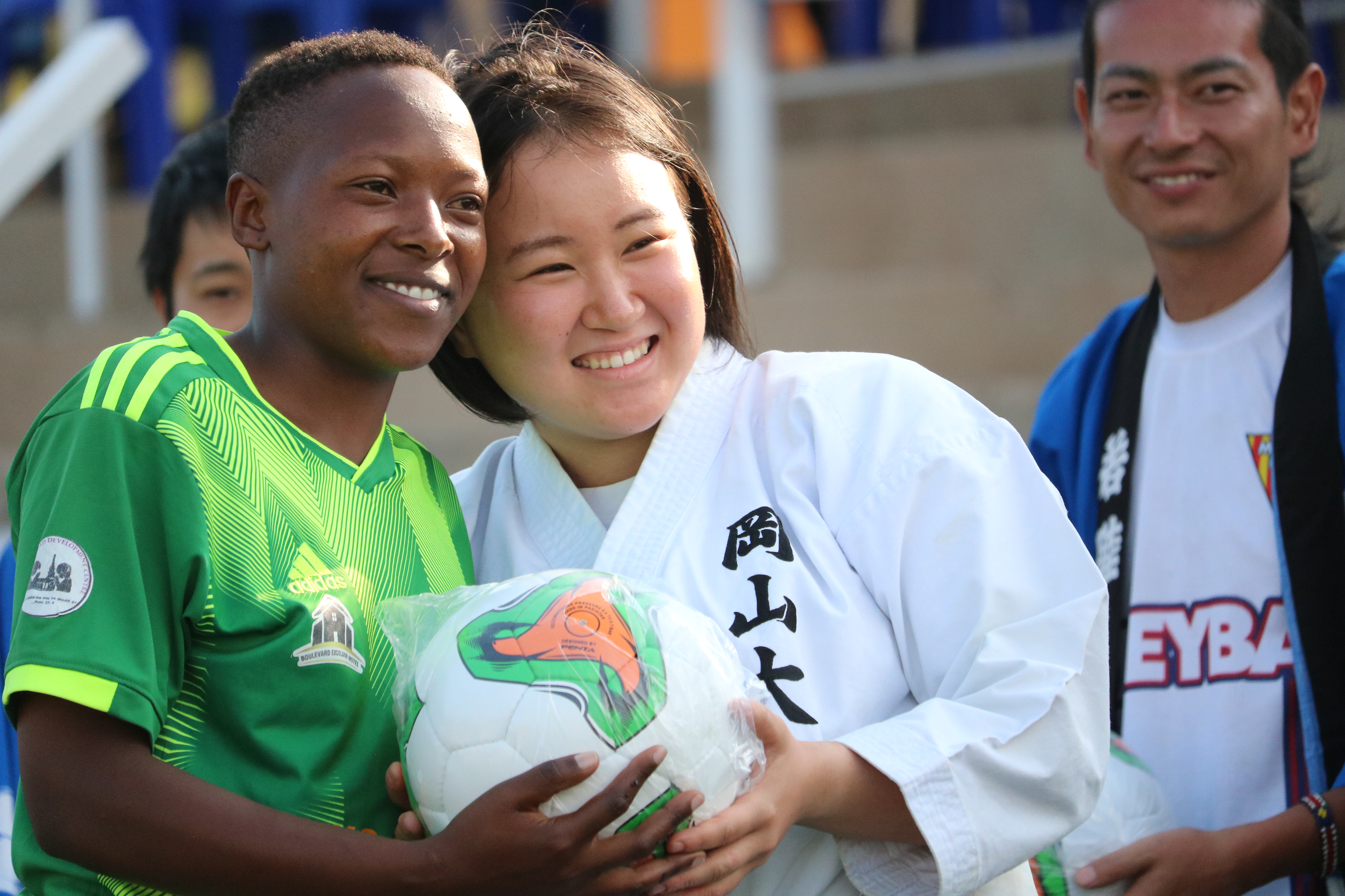 JICA Volunteers handed soccer ball to all teams at the closing ceremony.