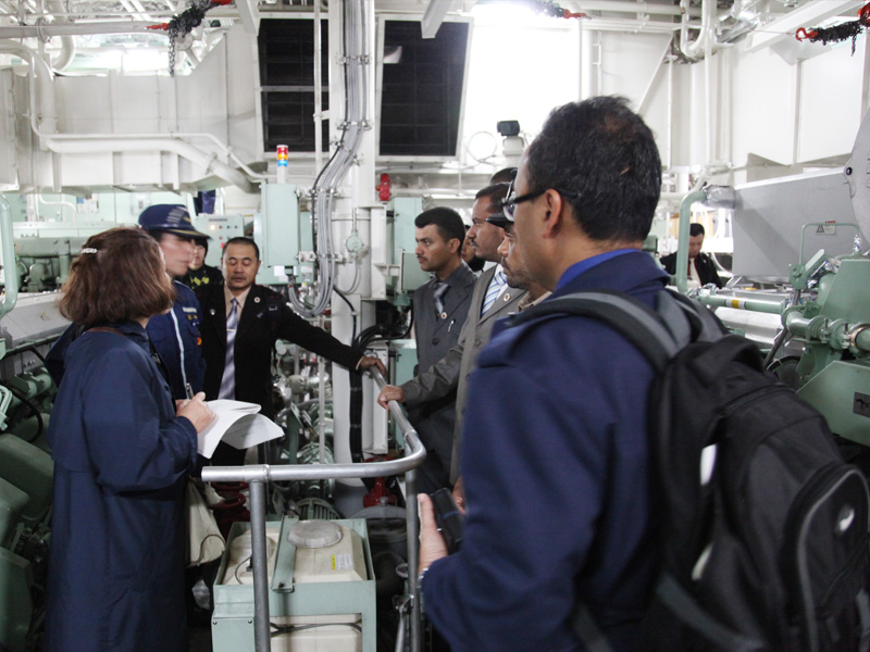 Des représentants du Moyen-Orient, d’Asie et d’Afrique visitent la salle des machines d’un navire des garde-côtes japonais durant un stage de formation sur la lutte contre la piraterie.