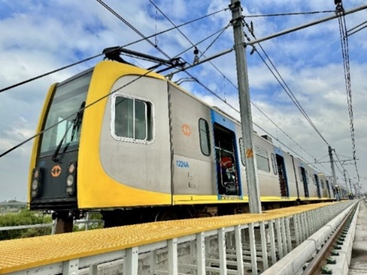LRT１号線延伸区間を試験走行する車両