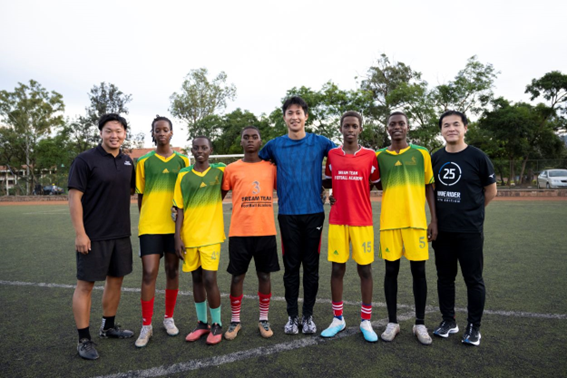 イベント終了後、ルワンダ　ドリームチーム・フットボール・アカデミーの若手選手達と記念撮影