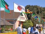 ザンビア国立科学センター：参加したアフリカ12カ国と日本の国旗が掲げられた