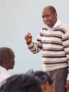 授業研究の進め方を説明するチャールズ・ルワンガ教員養成校のハチンブワ教官
