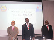 セミナー開会の挨拶　中央：保健副大臣、右：研修局局長、左：JICAモザンビーク所長