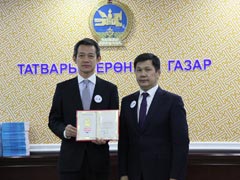 JICAモンゴル事務所所長の佐藤睦とモンゴル国税庁の長官D.Zandanbat