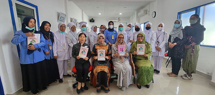 前列左から：戸田朱美専門家、エニー小児科医師、パダン市保健局からの参加者。 薄桃色のLBHとピンク色の母子健康手帳（前列右から二番目）を手にして記念撮影。