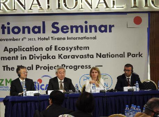 左からJICAバルカン事務所担当者、在アルバニア日本大使、NAPA長官、Fier県代表