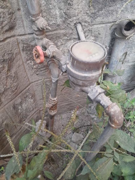 メーターを通る前に貯水タンクに接続されていた例