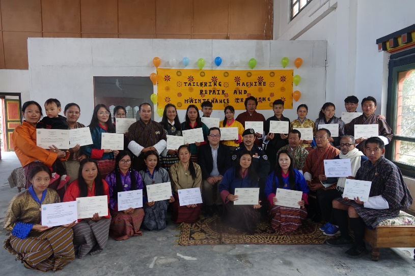 修了証書を手に、修了を祝う来賓と研修受講者（写真／Sangay Thinley）