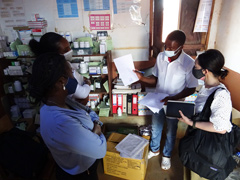 Niassa州Muembe郡のヘルスセンターを視察する専門家（10月13日）