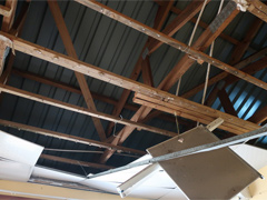管理棟：サイクロンによる損傷状況　サイクロン・エロイーズの被害で天井が破損しています。