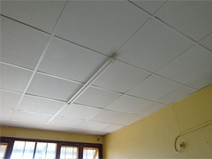 管理棟：改修後　天井の張替えが行われ照明器具が新たに設置されました。