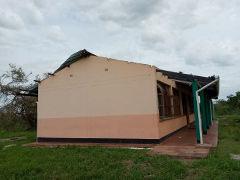 2教室棟：サイクロンによる損傷状況　サイクロン・エロイーズの強風によって屋根シートが吹き飛ばされました。