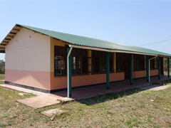 2教室棟：改修後　屋根架構の強靭化を行った後、新規の屋根シートが設置されました。