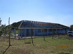 食堂棟：工事中の状況　損傷した屋根シートが撤去された後、強靭化の改修作業が行われました。