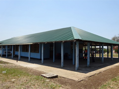 食堂棟：改修後　新規の屋根シートが設置されました。