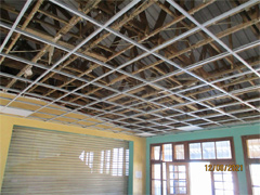 食堂棟：工事中の状況　雨漏りしていた既存の天井を撤去し、新規の天井下地が設置された状況です。