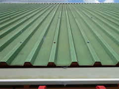 【改修前】屋根固定のためのファスナーは屋根シートの2山ごとに設置されています。