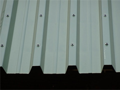 【改修後】ファスナーの設置間隔は屋根シートの1山ごとになり、風の吹き上げに対して効果的です。