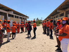 避難訓練では、はじめに担当する作業ごとのグループに分かれてサイクロンの上陸前に実施すべき作業を確認した。