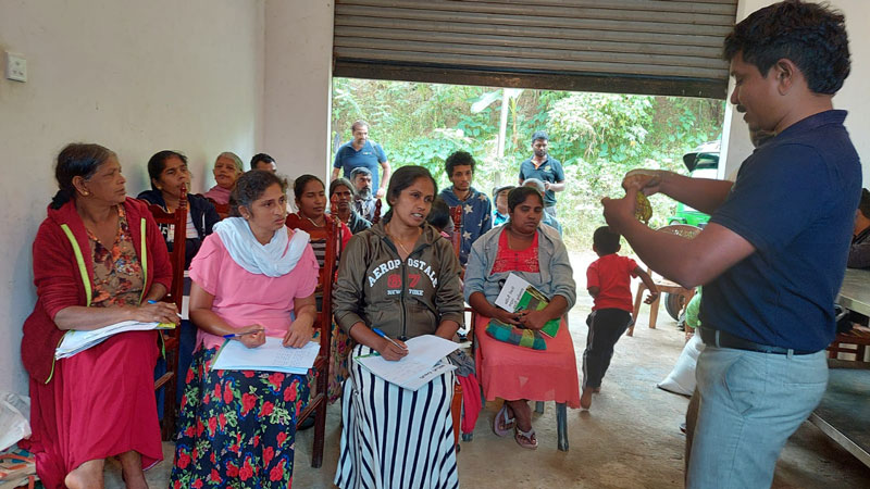 「種子販売会」で栽培方法を指導する普及員 （Udawela、NuwaraEliya）