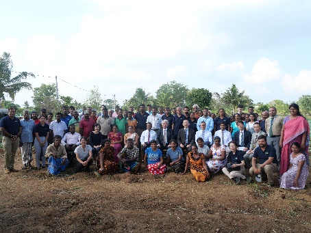 JICA理事長と農家グループの集合写真（Kadiyangala, Anuradhapura）
