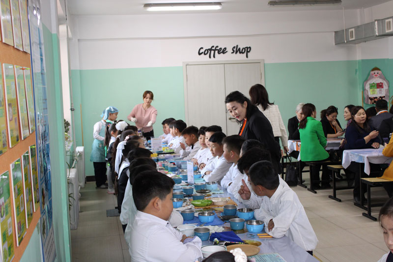 マンダル学校の給食を視察する中央省庁の参加者