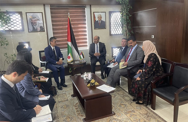 農業大臣表敬訪問の様子 JICAパレスチナ事務所所長（中央左）及び農業大臣（中央右）