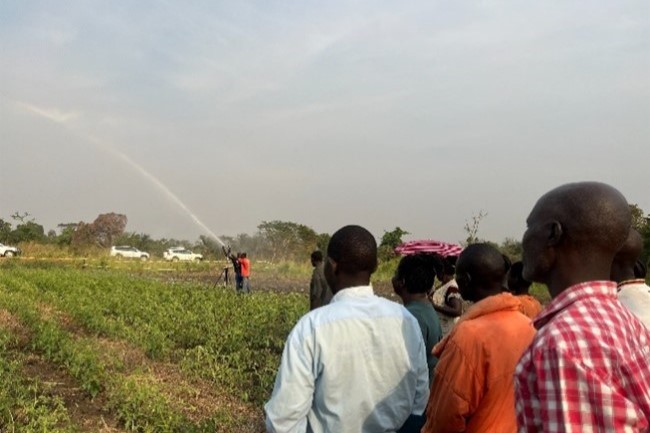灌漑システム実習を見守る農家。乾季でも農作物の生育に必要な水を供給可能となった。