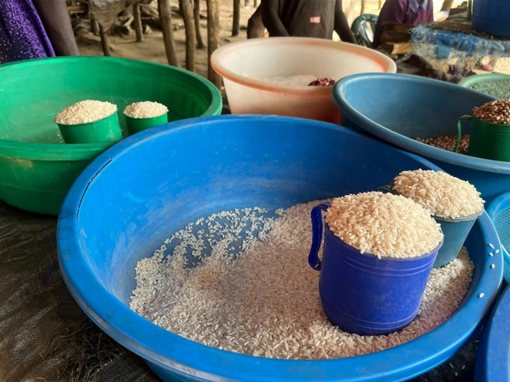 難民居住区内の市場で販売されているネリカ米。