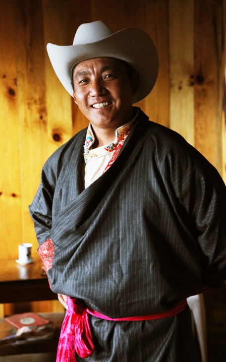 シェルパ族の伝統的な衣装を着た男性