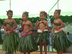 学校の文化発表会で踊りを披露する子どもたち（伊藤さん提供）