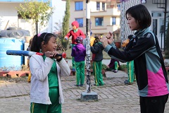 バットやグローブを触ったことがないネパールの子どもたち。中野さんは持ち方から教えた