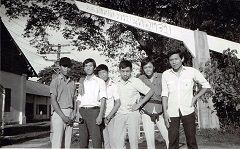派遣先の工業高校で日本語を教えていた生徒たちと（左から２番目が桑原さん）