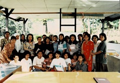1996年、小國さんが村の女性たちを集めて行ったミシン教室