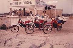 アルマディ岬のカキ小屋と、カキ販売用のバイク（写真は佐藤さんの後任隊員の時代のもの）