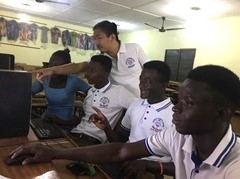 ガーナの職業訓練校でコンピュータの指導をする杉原さん