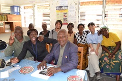 ザンビアで共に活動したカウンターパートや診療所スタッフの面々と。「2年間のザンビアでの経験が現在の活動の核になっています」