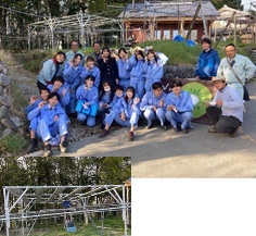 一緒にソーラーシェアリングの設備を造った静岡県立磐田農業高等学校　の学生たち。金属の架台に細長い太陽光パネルを設置し、下部にも光が　届くようにする仕組みである