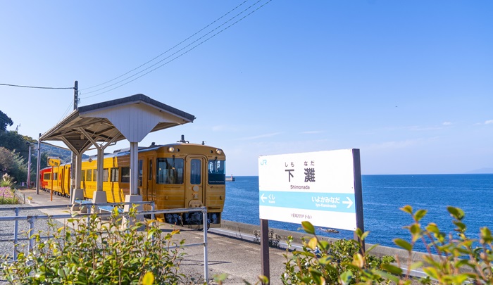 海を背景に電車と駅が撮れる下灘駅は伊予市の人気観光スポットの一つ