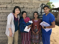 JICA の「グアテマラ国妊産婦と子どもの健康・栄養改善プロジェクト」で供与した超音波診断装置で、異常が見つかった妊婦の出産後の様子を家庭訪問